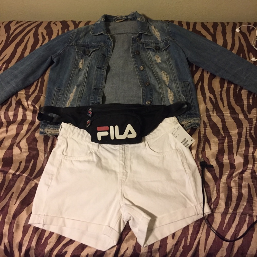 Hi I am selling this cute summer outfit.